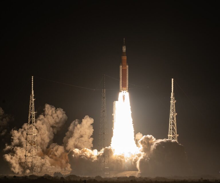 Pas disa muajsh pritje, NASA dërgon në Hënë raketën “Artemis 1” (Pamjet)