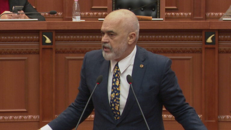 VIDEO/ “A do qumësht, a do dhallë, gomaricat vijnë vërdallë”, Rama me bejtje gajas deputetët