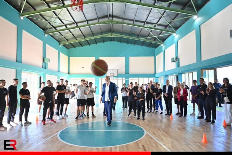 Kryeministri poston fotoalbumin nga Kamza: S’ka kohë për pushim