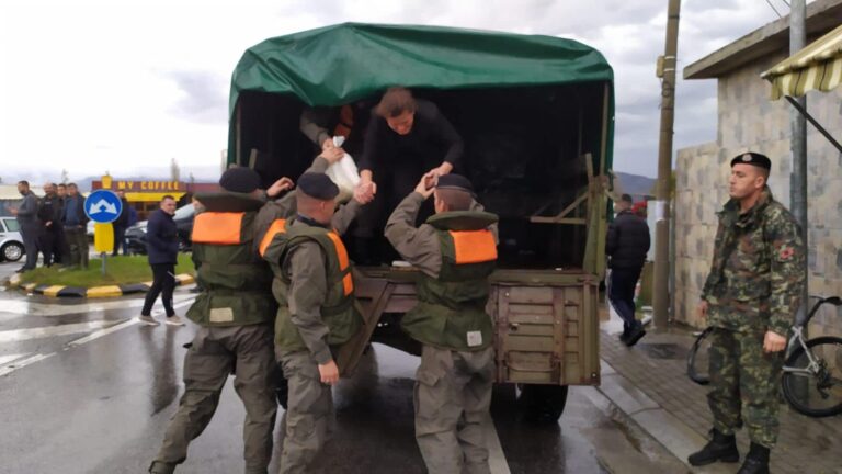 Kryeministri falënderon trupat e ushtrisë dhe të gjithë ata që ndihmuan në zonat e përmbytura (FOTO)