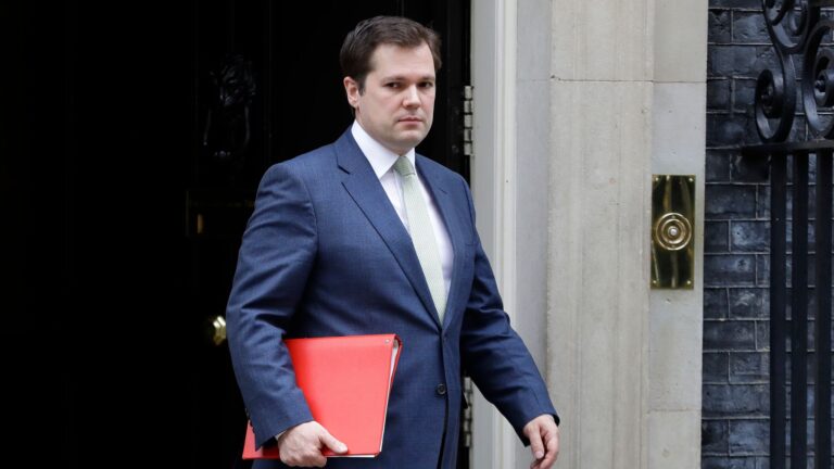 Emigrantët shqiptarë në Britani, ministri i imigracionit gjen zgjidhjen: Nuk do ikin, por…