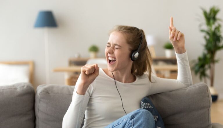 Studimi: Një miliard të rinj në rrezik për humbjen e dëgjimit për shkak të kufjeve dhe muzikës së lartë