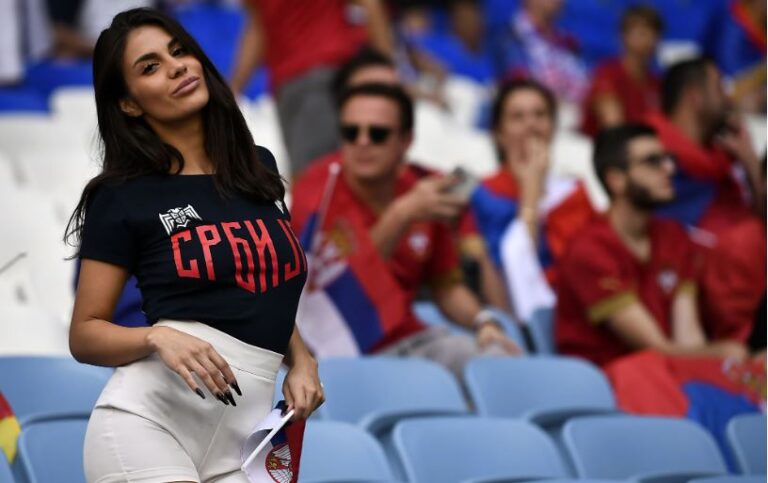 Tifozja misterioze serbe “cmend” të gjithë, kandidate si “tifozja më e bukur” e Botërorit (FOTO LAJM)