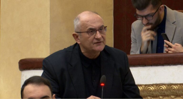 Përjashtohet 5 ditë nga Kuvendi, Vasili: U provokova, nuk jam penduar