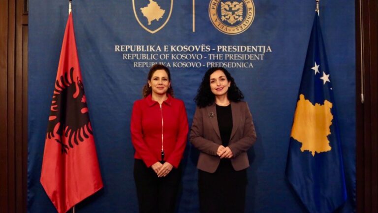 Olta Xhaçka vizitë në Prishtinë, pritet nga Presidentja Vjosa Osmani