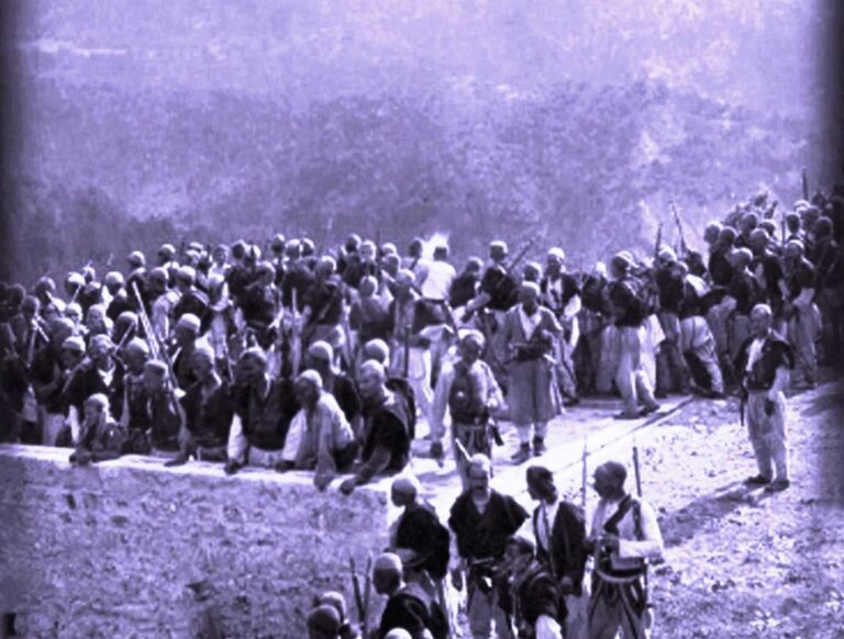 Foto e rrallë, viti 1905 në Orosh mblidhen 12 bajrakët e Mirditës