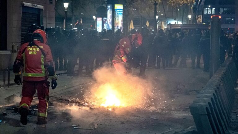 Kaos në Paris, tifozët e Marokut dhe Francës përleshen me policinë