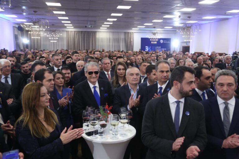 32 vite nga themelimi i PD. Berisha feston me grupin e tij, në krah Meta dhe Rudina Hajdari