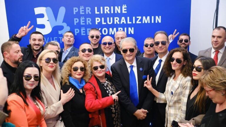 “Photo of the day”, Berisha me demokratët