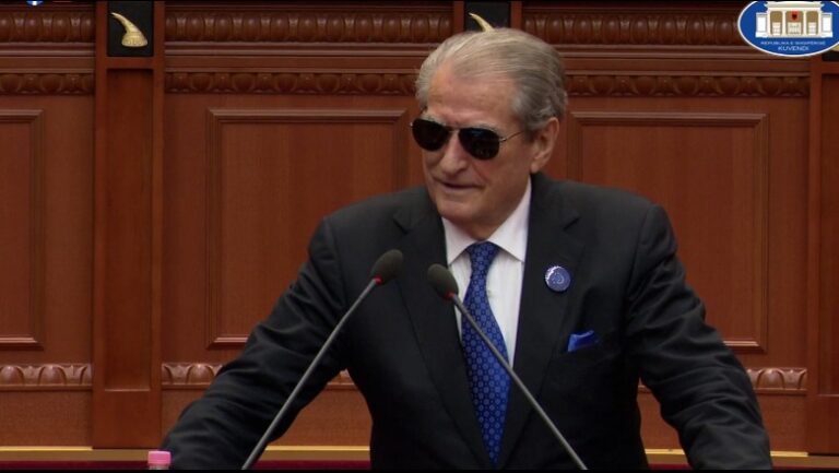 Me syze në Kuvend, Sali Berisha: Rama kërkon eliminimin e opozitës. Unë e fala Gertin për 2 arsye