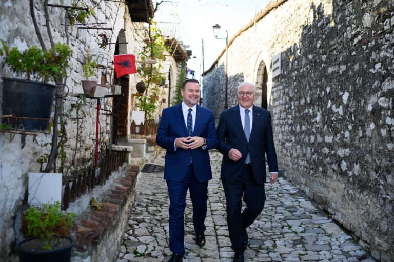 Presidenti gjerman viziton edhe Beratin, Steinmeier: Mikpritje fantastike