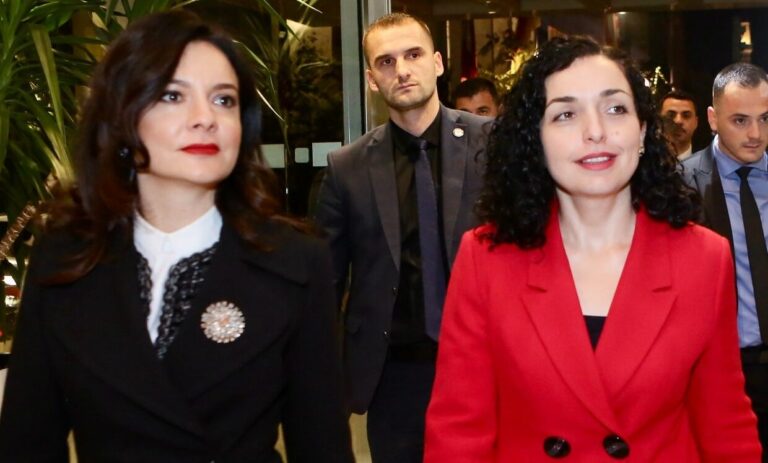 Samiti i BE-së në Tiranë, ministrja Elisa Spiropali mirëpret Presidenten Vjosa Osmani