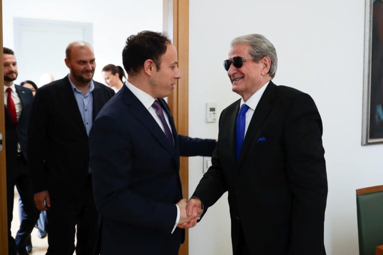Sali Berisha vijon takimet ndërkombëtare, pret kryetarin e komunës së Ulqinit në zyrë