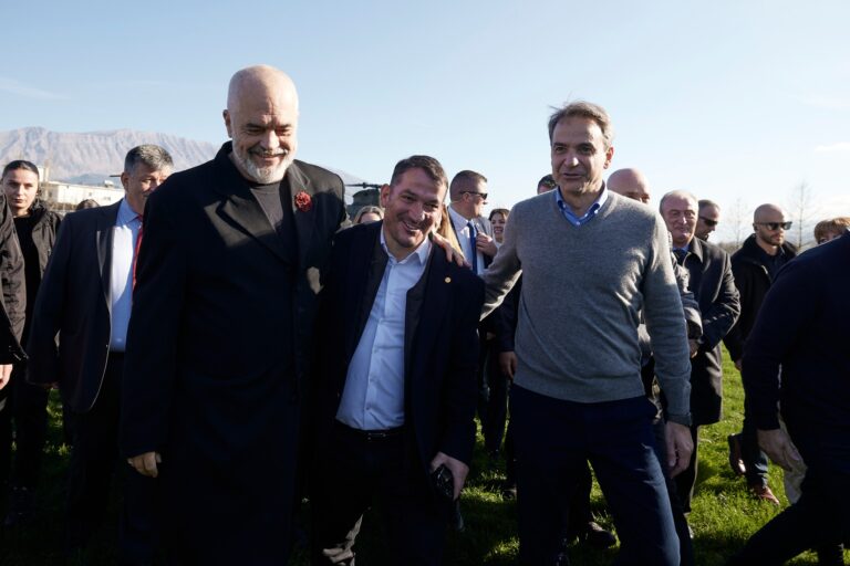 Pas vizitës në jug, Mitsotakis nuk përmend Hagën: Jemi pranë zgjidhjes së çështjes së Detit