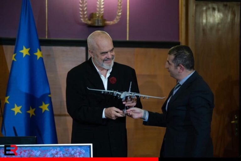 Rama ndan foto nga ceremonia e nënshkrimit të marrëveshjes për dronët Bayraktar në Shqipëri