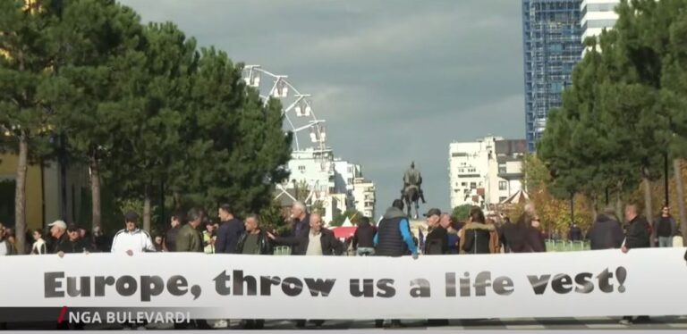 Nis protesta. Protestuesit janë hundë më hundë me trupat speciale në Bulevard