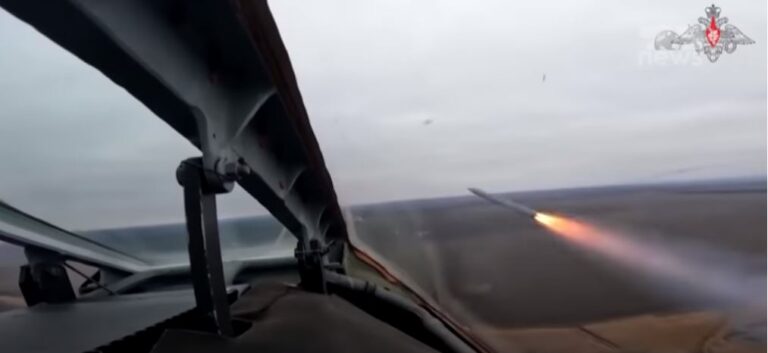 Kronikë/ Bombarduesit bërthamorë ”ndezin motorët”. Imazhe të frikshme të Tu-160 në bazën ruse