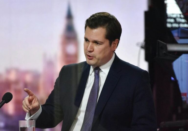 Qeveria në presion, ministri Jenrick: Nuk ka arsye që shqiptarët të kërkojnë azil në Britani