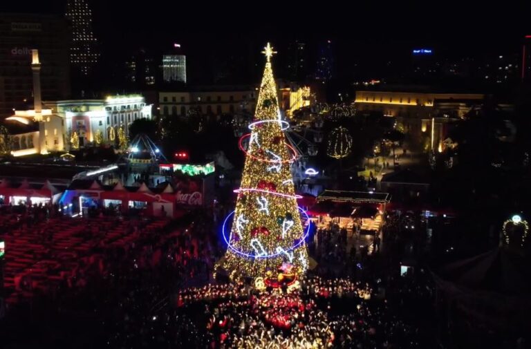 VIDEO/ Tirana ndez dritat e pemës së Krishtlindjes. Veliaj: Kur bashkëpunojmë, asgjë nuk na ndal