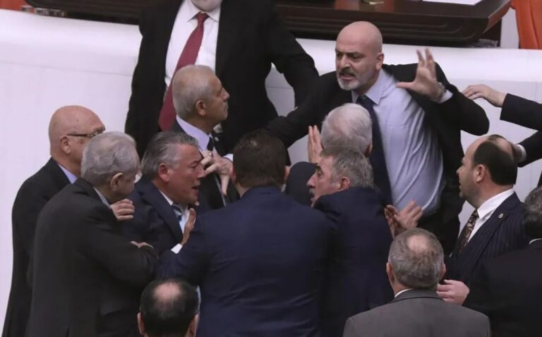 VIDEO/ Ndodh sërish në Kuvend, deputeti goditet me grusht në kokë. Është në gjendje kritike