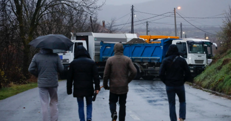 SHBA i drejtohet Serbisë: “Hiq barrikadat në Veri të Kosovës”. Vuçiç: “Uashingtoni po përkund foshnjën e tyre (Kosovën)”!