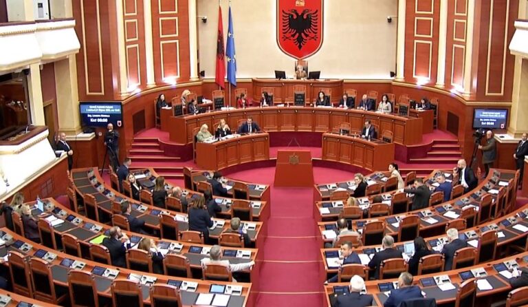 Tension mes grupit të Berishës dhe Alibeajt në Kuvend: Mos ma bëj dorën ashtu legen