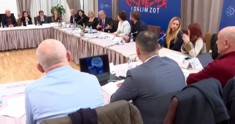 Pas tensioneve në Kuvend, deputetët i bashkohen Berishës në takimin me pedagogët