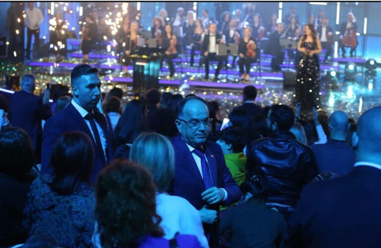 Në finalen e Festivalit të Këngës në RTSH, në sallë edhe Presidenti Begaj