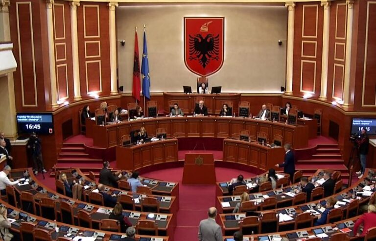Sherr në Kuvend. Rama: Nuk jam palaço si ty, zagar. Gazment Bardhi përjashtohet nga seanca plenare