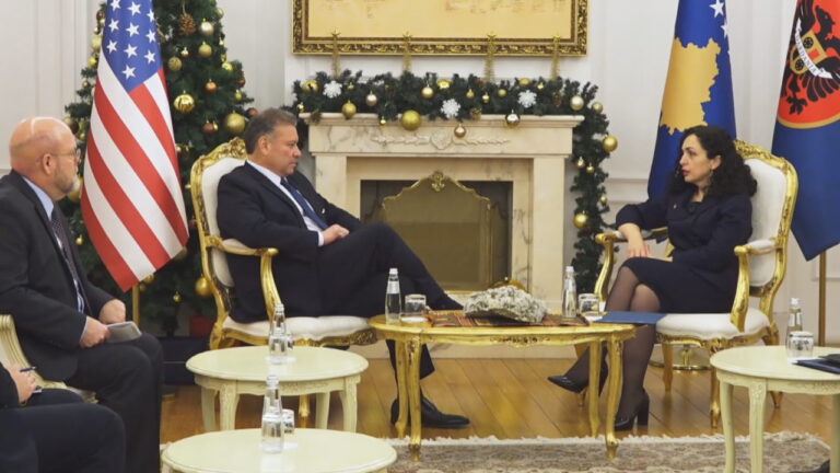 Barrikadat në veri, Escobar flet me Osmanin dhe Kurtin