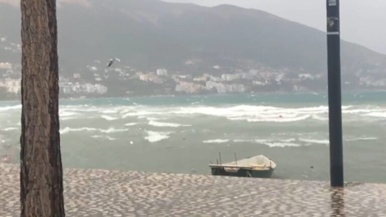 Moti i keq, pezullohet për 4 ditë lundrimi për mjetet e vogla në Vlorë