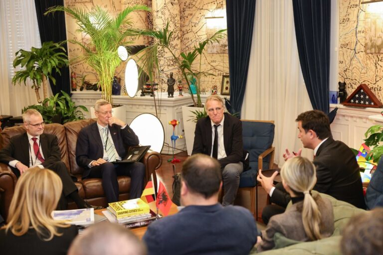 Delegacioni gjerman që shoqëron presidentin Steinmeier shkon në Bashkinë e Tiranës