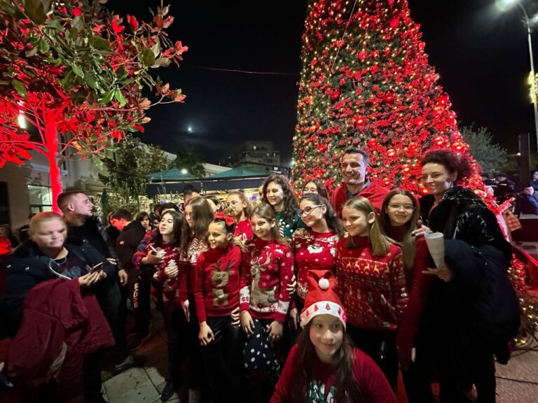 Ndizen dritat festive të pemës në Pazarin e Ri, Veliaj: Sigurohemi që në çdo lagje të Tiranës ka gëzim