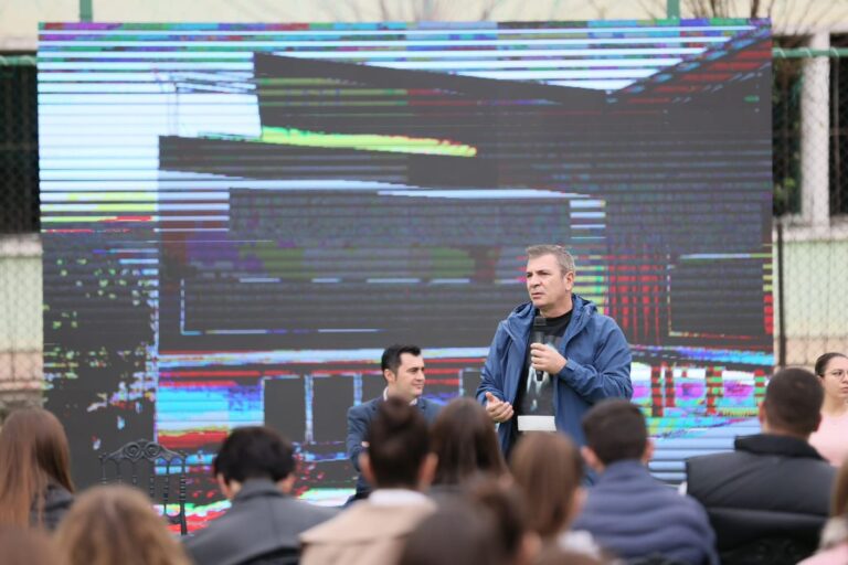 Damian Gjiknuri takim me Këshillin Rinor të Elbasanit: E ardhmja e të rinjve është këtu