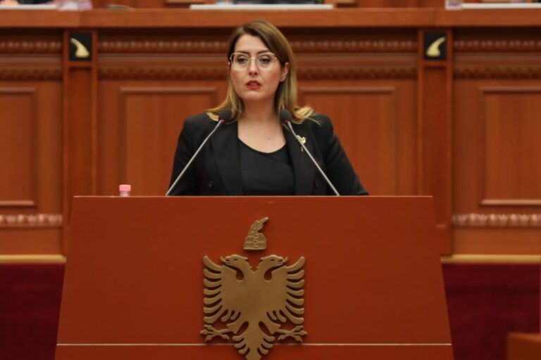 Amendimi i kontratës me Pfizer, Manastirliu: 700 mijë doza të fundit kundër Covid-19 vijnë në Shqipëri