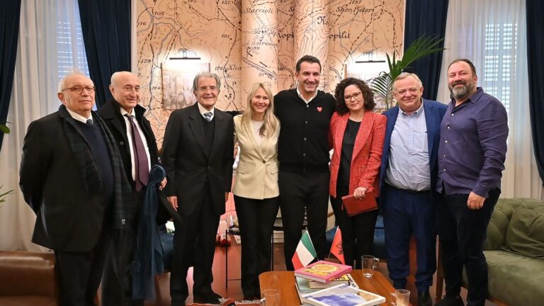 Veliaj i dhuron Kullën e Sahatit ish-kryeministrit Italian, Romano Prodi: Keni mirënjohjen e qytetit tonë