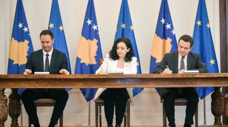 Kronikë/ Kosova firmos drejt BE, Vuçiç nga Serbia tërbohet. Osmani: Ditë historike