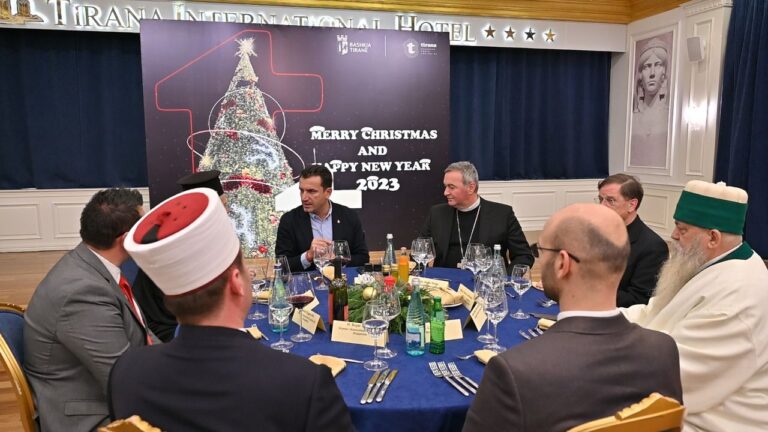 FOTO/ Veliaj darkë festive me ambasadorët dhe komunitetet fetare: 2022, vit i jashtëzakonshëm për Tiranën