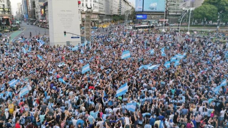 Tifozët e Argjentinës “derdhen” në rrugë, festime spektakolare (VIDEO)