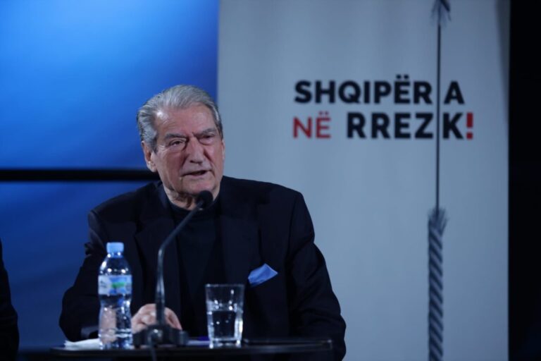 Berisha: Edi Rama i tmerruar nga protesta, anuloi pushimin e administratës