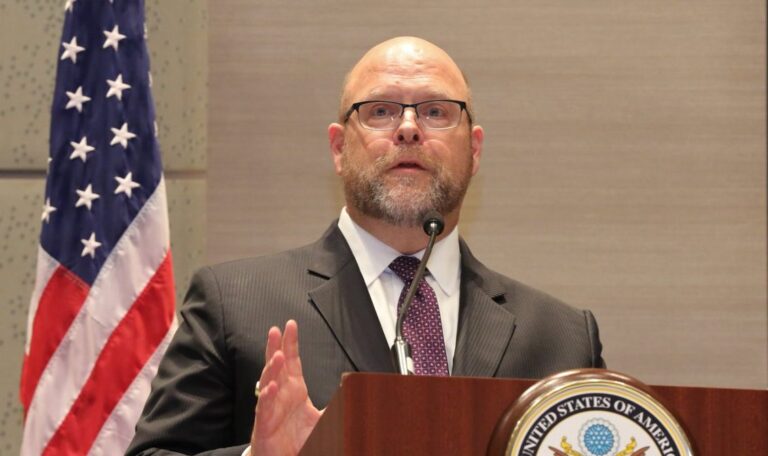 Shpërthimet në veri të Kosovës, ambasadori amerikan: S’ka kushte për zhvillimin e zgjedhjeve