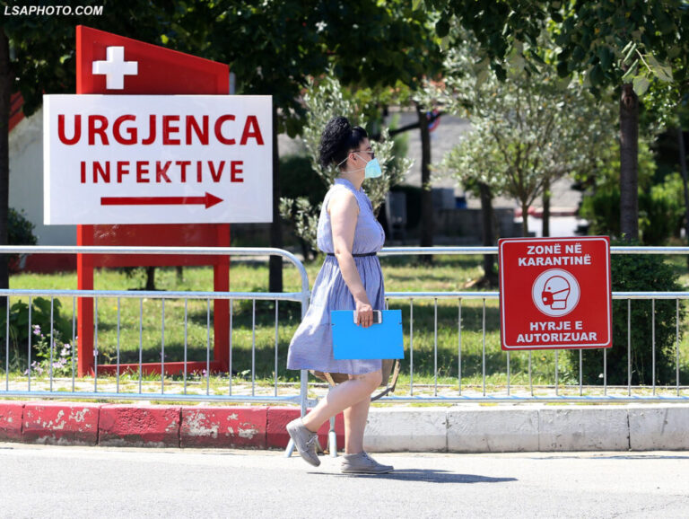 Covid-19 ende në qarkullim në Shqipëri, nuk është agresiv por ka pacientë në spital