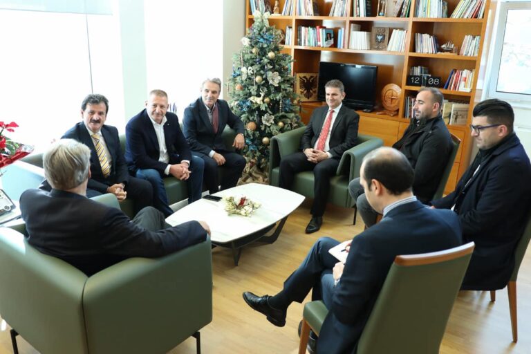 Berisha pret Zef Morinën dhe delegacionin e Partisë Demokristiane të Kosovës