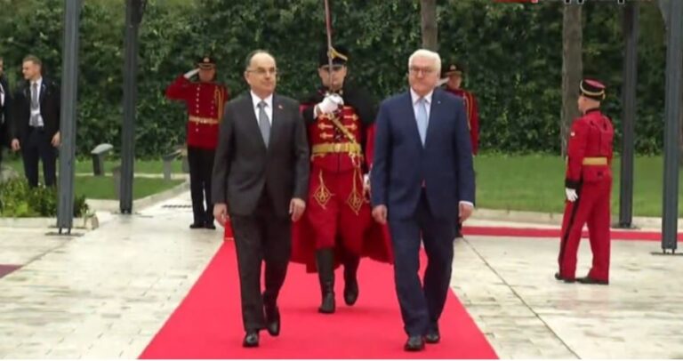 Mbërrin në Shqipëri presidenti gjerman, pritet me ceremoni zyrtare nga Begaj