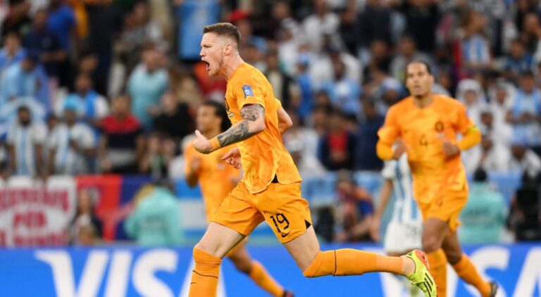 Holanda rihap ndeshjen me një super gol të Weghorst (VIDEO)