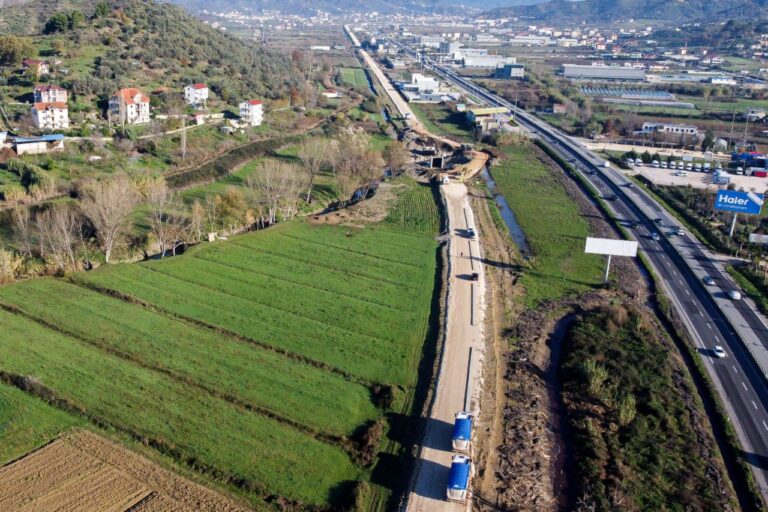 Kryeministri nxjerr pamjet: Vijon puna, hekurudha Tiranë-Durrës përfundon në mars 2024
