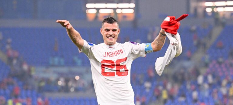 Veshi fanellën me mbiemrin Jashari pas ndeshjes, Xhaka mund të hetohet nga FIFA