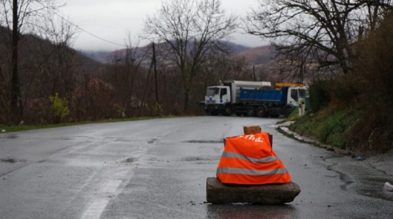 Veriu i Kosovës ende i bllokuar, mbyllen shkollat! KFOR pritet të heqë barrikadat