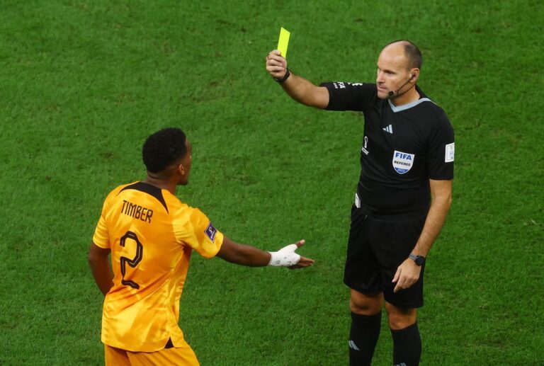 Dha 16 kartonë të verdhë, arbitri spanjoll kthehet në shtëpi para kohe