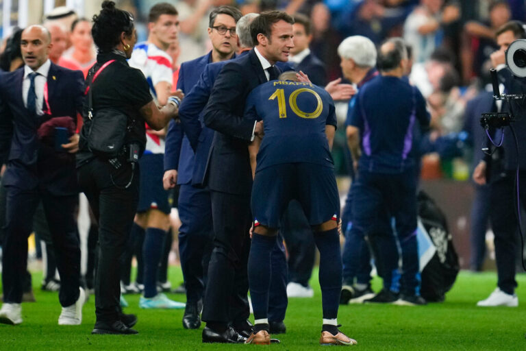 Ngushëlloi Mbappe pas humbjes, Macron zbulon se çfarë i tha yllit të “Gjelave”